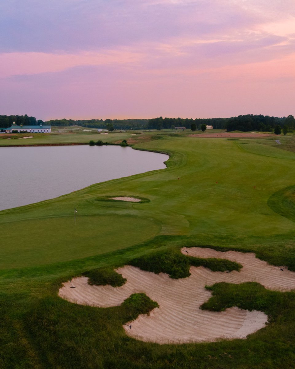 Summer sunsets showing off the beauty of Chariot Run. Come for the golf, stay for the skies.

📷Alex Leeth 

#chariotrun #summergolf #indiana #golfcourse #golf #golfusa