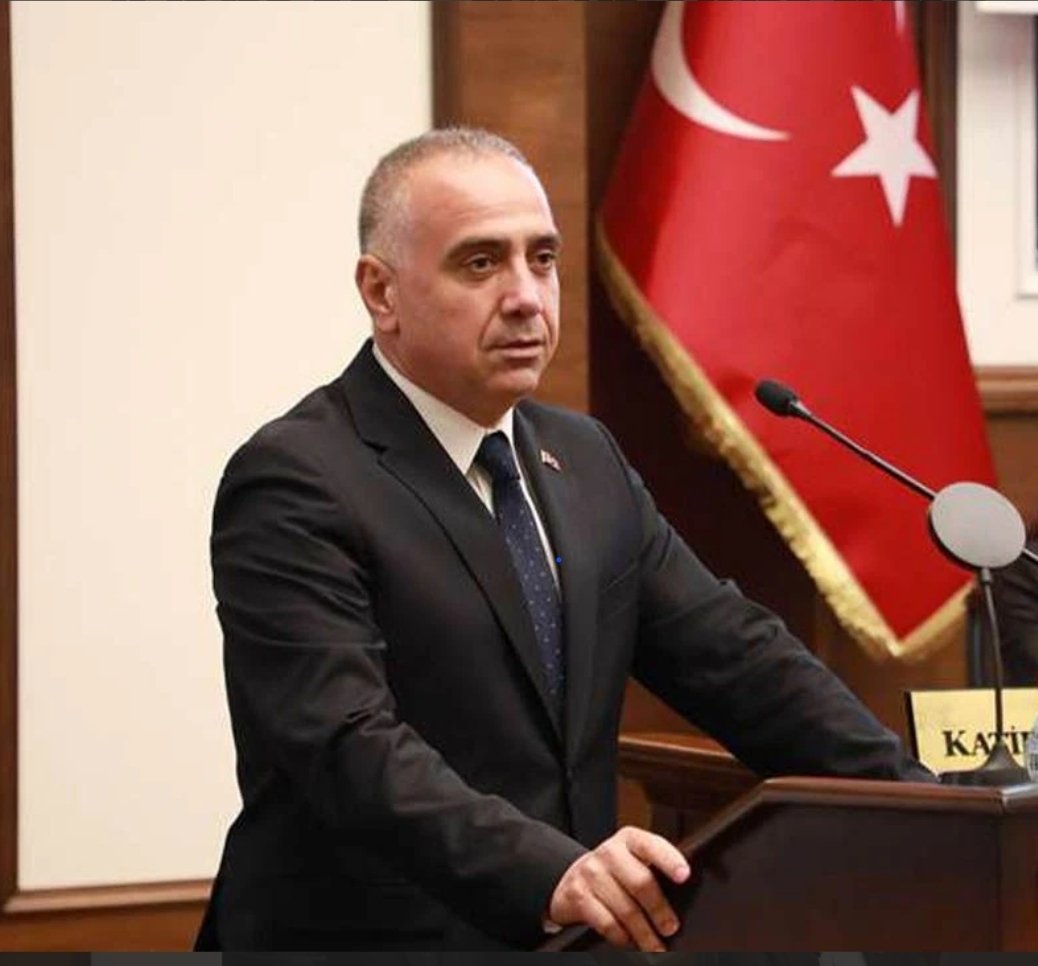 Ahmet Şahin, Büyükçekmece ve İBB meclis üyemiz ve Büyükcekmece Başkan vekili. Tertemiz kalmış yılların siyasetçisi.
Bugün Savcının tutuklama talebinde, her ne kadar  HTS kayıtlarında tutarsızlık olsa da yani , hiç bir şey olmasa da bir şeyler olmuştur diyerek tutuklandı.!
Bu