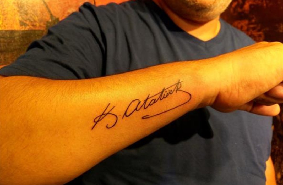 Fark ettiniz mi bilmiyorum ama günlerdir şu dövme TV ekranlarında, sosyal medyada milletin gözüne gözüne sokuldu. Sonra da bu dövmeli belediye başkan yardımcısı itirafçı oldu.