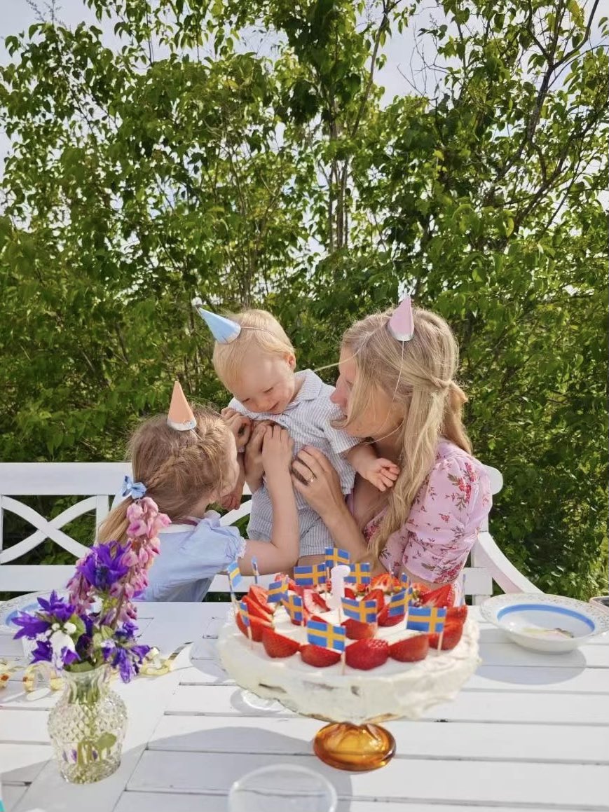 EvelinaHahne's tweet image. Today, my beloved son Frej turns one. It's hard to believe he wasn't in our lives just a year ago, and now he's such a natural part of our family.
He spent the day doing what he loves the most; petting animals and eating lots of Swedish strawberries.
Happy birthday, Frej!❤️