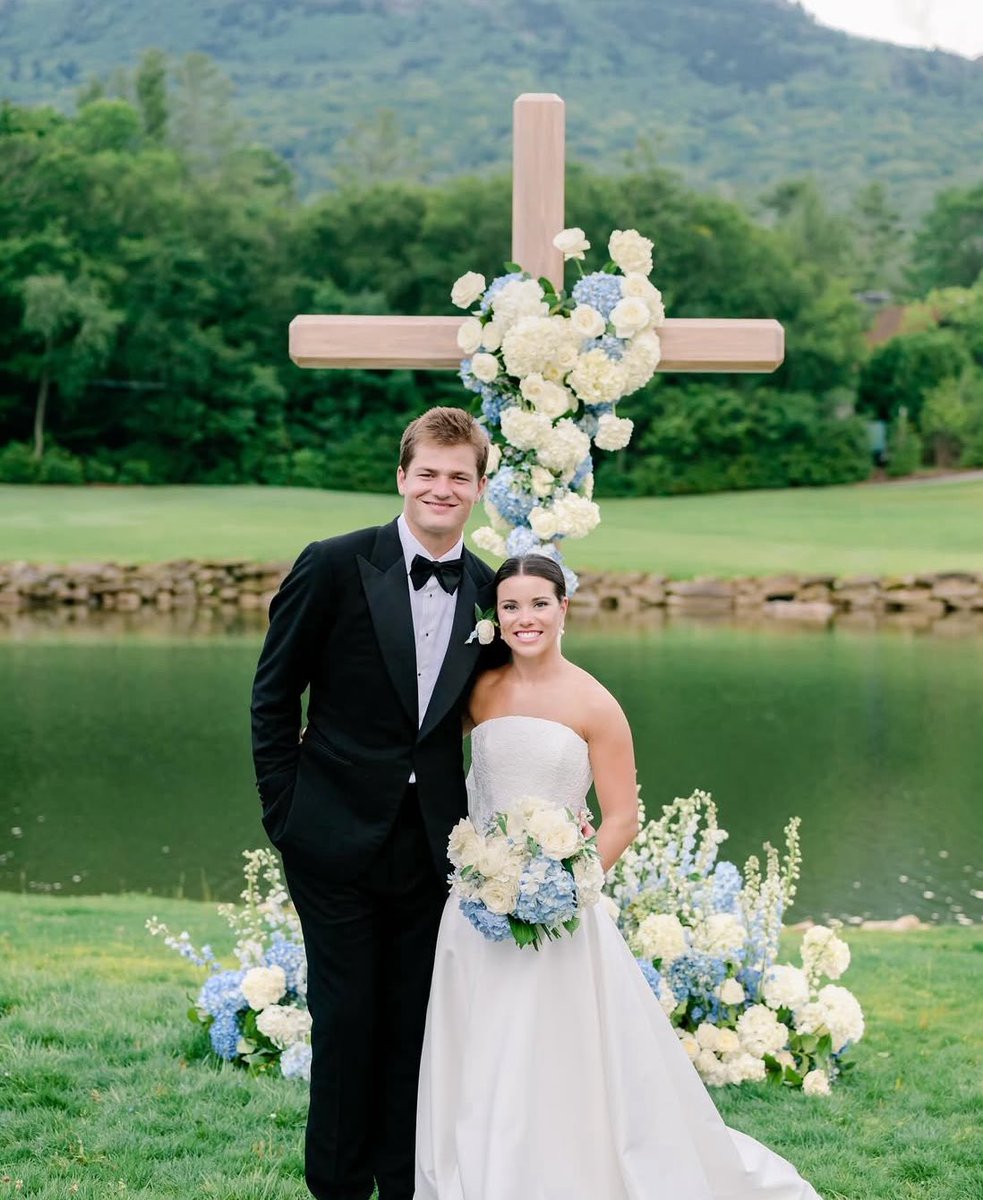 #Patriots QB Drake Maye and his wife are donating all of their wedding gifts to homeless and help centers.

“They didn't tell anybody but they took their wedding gifts and sent it to the homeless and help centers down [where they grew up]."

(🎙️<a href="/scottzolak/">scottzolak 🏈</a>)