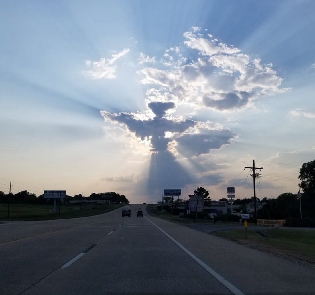 I am in tears. Many are reporting to seeing a cloud in the shape of an Angel in Texas. Keep praying ❤️ 

CHRIST IS KING 🙏