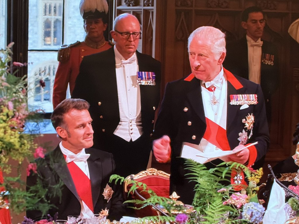 ThomasDespre's tweet image. Alternant français et anglais, Charles III accueille @EmmanuelMacron pour le dîner d’Etat à Windsor. « L’amitié franco-britannique est essentielle à la préservation de la paix en Europe », dit-il. @RTLFrance