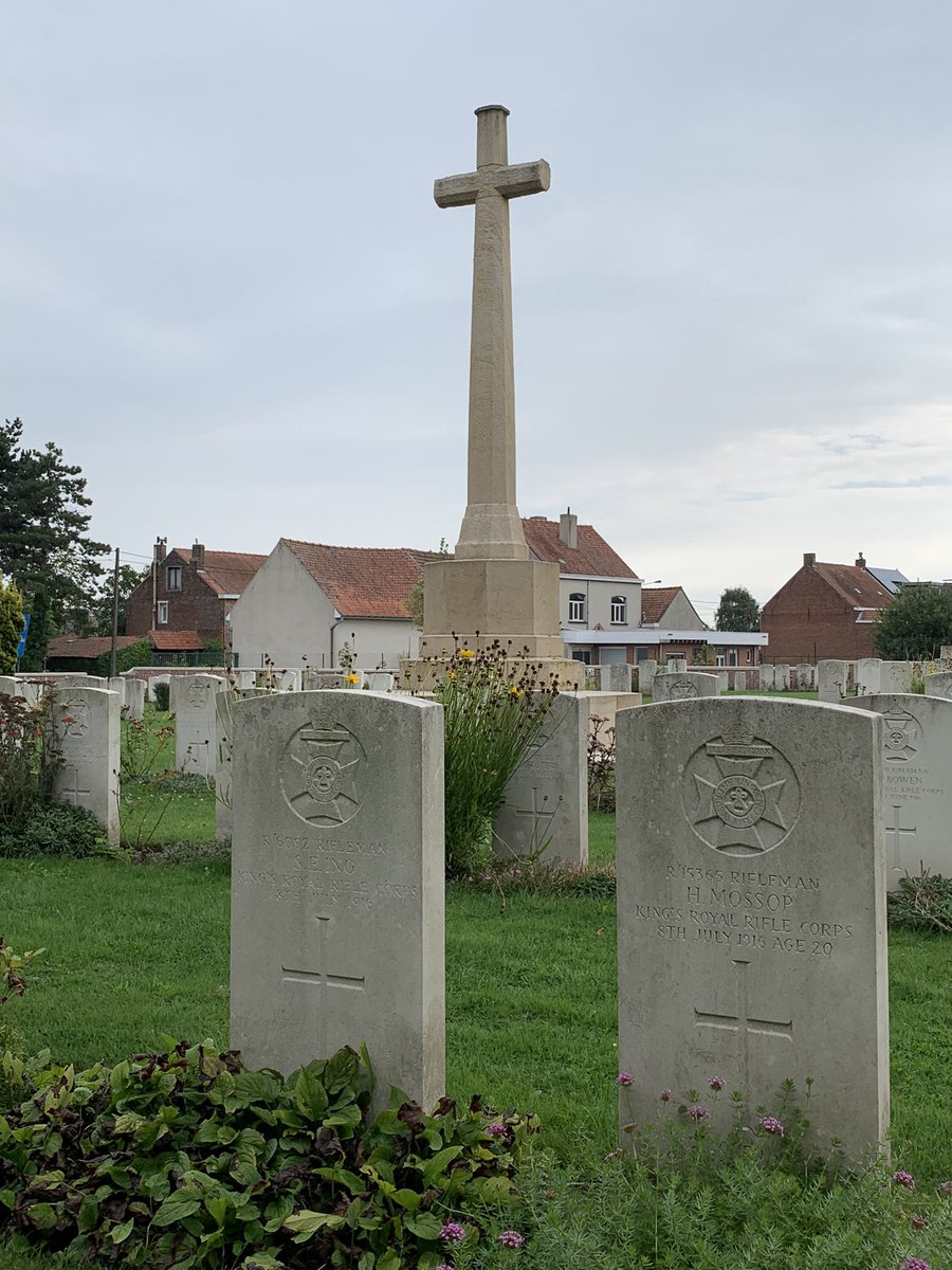 Two riflemen of the 11th Battalion King’s Royal Rifle Corps who were killed in this day in 1915. 

📍Potijze Burial Ground Cemetery 🇧🇪