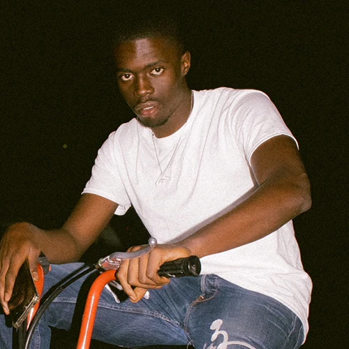 merkezihiphop's tweet photo. Sheck Wes bugün yayınlanan "2000 Excursion" isimli parçadaki verse'ünde Galatasaray'a göndermede bulundu..

"Pele, Zizou, Genoa ve Galatasaray gibi goller atarım." https://t.co/2VeZWJIL1h
