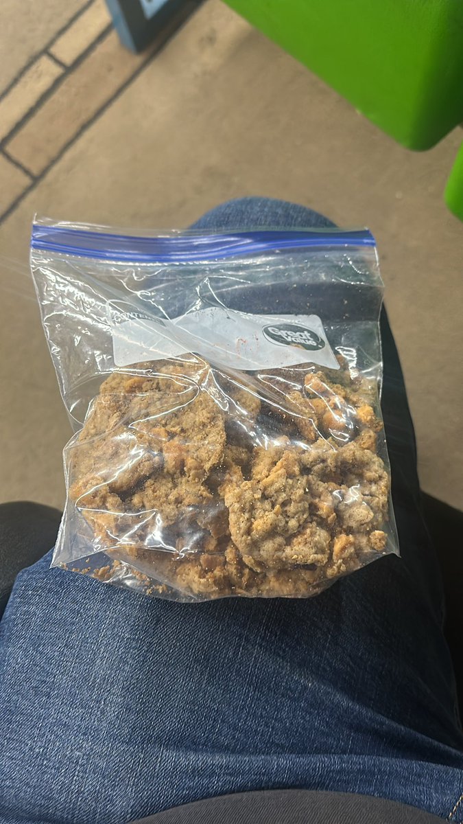 EdgarLandin9's tweet photo. The work wife made me cookies again! https://t.co/ivD7Phkm4a