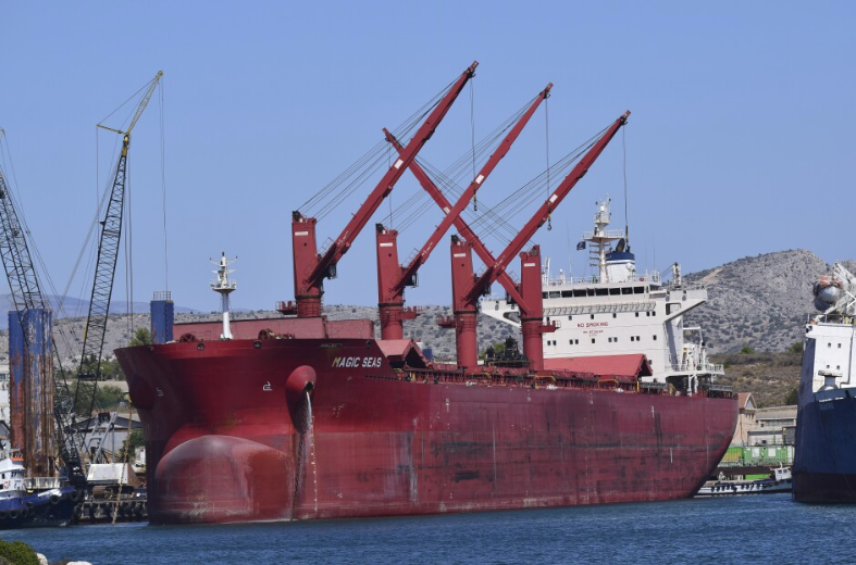 NewDelhiTimes's tweet photo. Ship attacked in the Red Sea after a bulk carrier sinking claimed by Yemen’s Houthi rebels
#Houthi #Bolk
https://t.co/vjVdNwa8Mo https://t.co/EKetKwDGwb