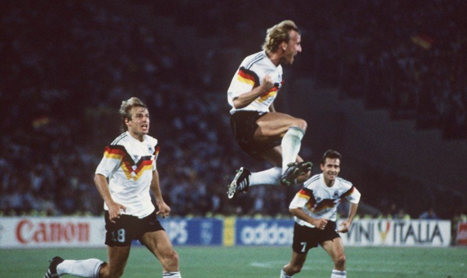 #Italia90
🇩🇪1:0🇦🇷 (FT)
Alemanha vinga-se de 1986 e ganha 1:0, golo de penalti assim-assim de Sensini sobre Völler, convertido por Brehme a cinco minutos do fim

Curiosidade maiúscula: Illgner é o primeiro guarda-redes de sempre (desde 1930) a não sofrer golos em finais de Mundial