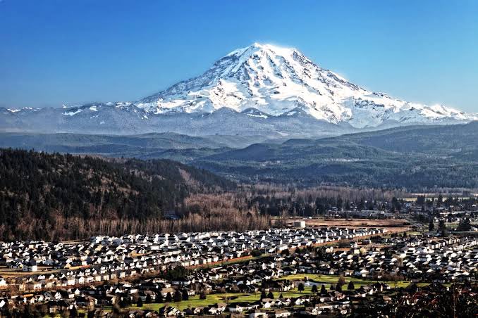 Mt. Rainier is shaking. Over hundreds of earthquakes have hit the volcano today alone in what experts say is the most intense swarm since 2009, according to the Pacific Northwest Seismic Network. 🫨