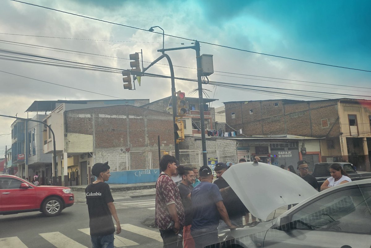 EmergenciasEc's tweet photo. Hoy me tocó ver como un inocente joven fue q la Ayacucho a preguntar por algo q le faltaba en el  carro y le cayeron estos hptas como Buitres.
No tengan miedo, si ven q se les acercan pongan mala cara y dígales sin miedo que no!!
Jueguen vivos, no se dejen ver las webas por esta gente.