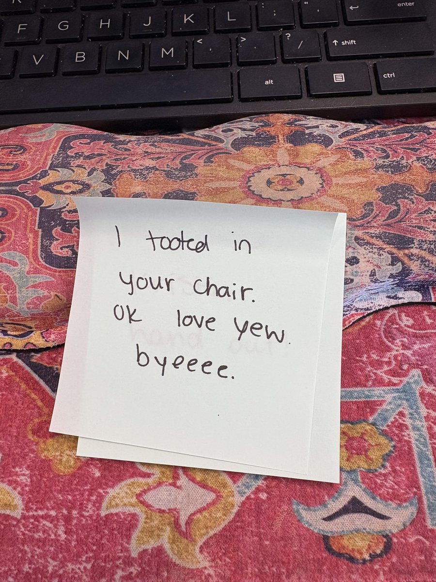 divatura's tweet image. Love notes from my coworkers while I’m with patients.