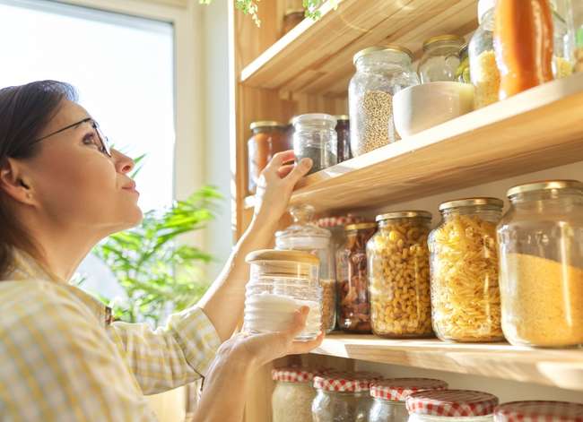 NiecieDraper's tweet image. Maximize your kitchen storage space with these 11 tips to stop wasting pantry space!

From walk-in pantries to upper cabinets, efficiency is key. 🏠 ✨

#KitchenStorage #PantryOrganization
 LocalInfoForYou.com/339773/11-ways…