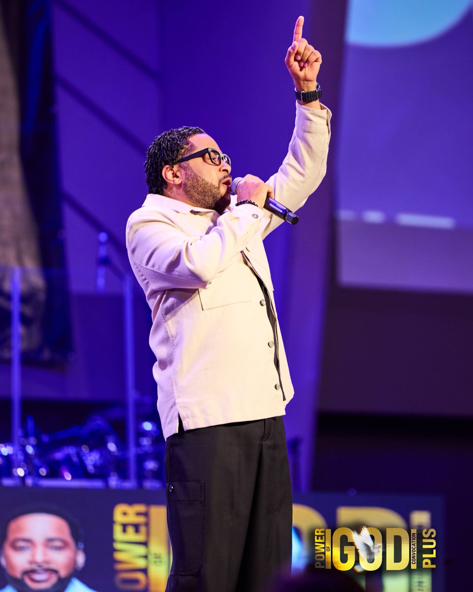 Smokie Norful set the atmosphere and ushered in the Spirit with an unforgettable performance at The Power of God Convocation 🙌🏽 Don’t just remember it—experience it again (and so much more) with POG+ 🔥

Subscribe Today: go2pog.com/project/smokie…