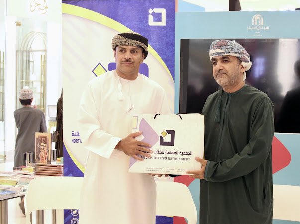 هدية تذكارية قدمها الدكتور حميد الشبلي عضو مجلس إدارة اللجنة لراعي المناسبة الفاضل/ أحمد بن مصبح  البادي مدير إدارة الضرائب بمحافظة شمال الباطنة.