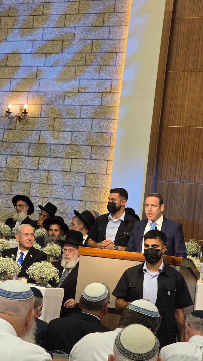 <a href="/YotYotam/">Yotam zimri</a> נו באמת <a href="/YotYotam/">Yotam zimri</a> 
מי אתה חושב לימד אותו איך מביטים נכון??🙈