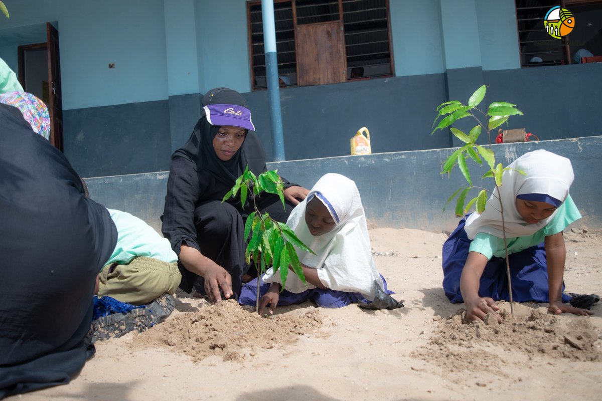 savelamu's tweet image. Save Lamu joins students and community at Matondoni Primary for a tree planting.
We support the school&apos;s Environment Club by providing gloves and water pipes to help them care for the trees students are excited and happy to take part in creating a greener future
@pawankafund