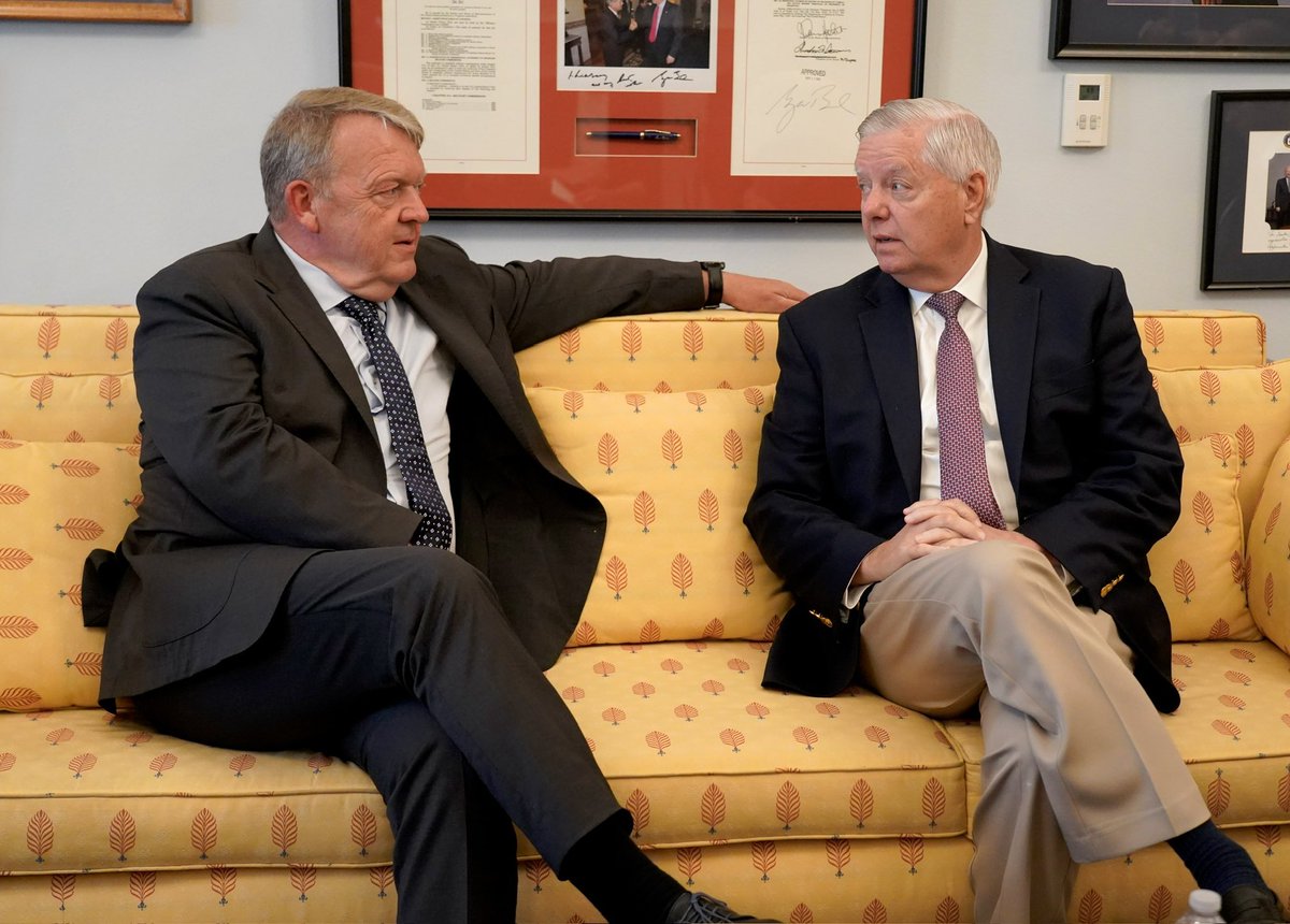 UM <a href="/larsloekke/">Lars Løkke Rasmussen</a>: “Opløftende møde med senator <a href="/LindseyGrahamSC/">Lindsey Graham</a>. Europa og USA skal koordinere vores indsats for at lægge så meget pres på #Rusland som muligt. Ikke mindst når det kommer til de næste sanktionspakker. Vi har fælles interesse i at svække den russiske krigsøkonomi.”