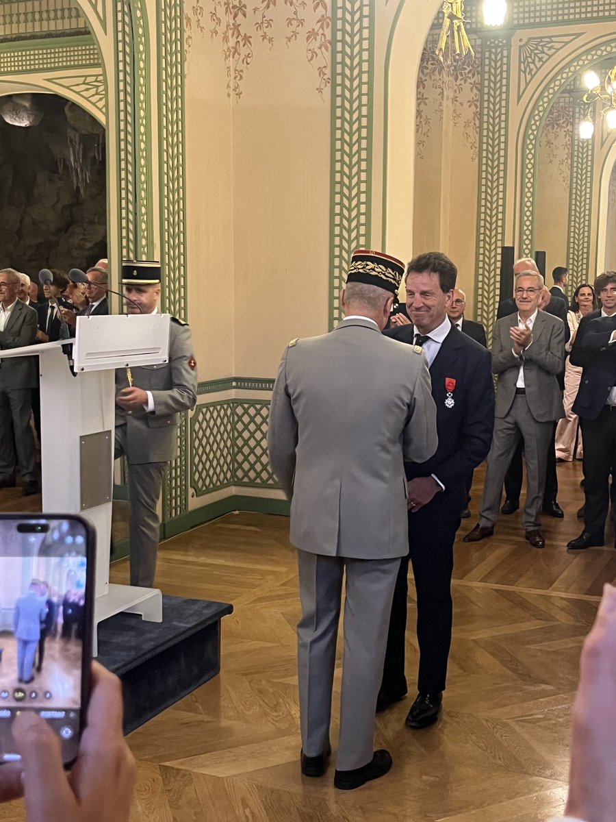Geoffroy Roux de Bezieux a été fait Officier de la Légion d’Honneur hier soir, une reconnaissance méritée pour le militant patronal et entrepreneur qui a commencé son engagement à Croissance Plus.