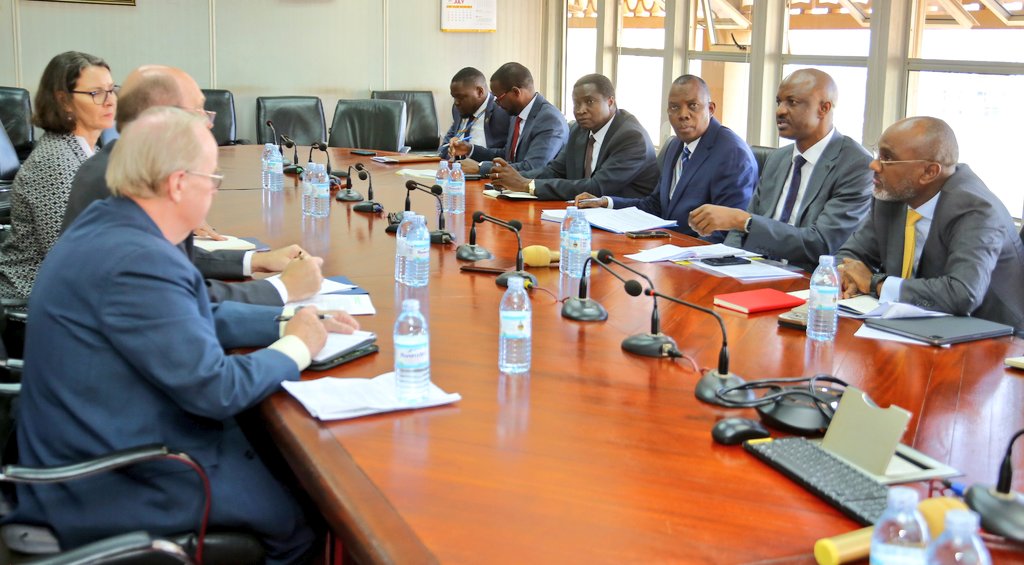 mofpedU's tweet image. USA-UGANDA BILATERAL RELATIONS:
PSST @rggoobi today met the United States Ambassador to Uganda H.E. William Popp at @mofpedU
@rggoobi welcomed the US Ambassador and hailed the existing bilateral relationship between the two countries. He also acknowledged the growth in trade…