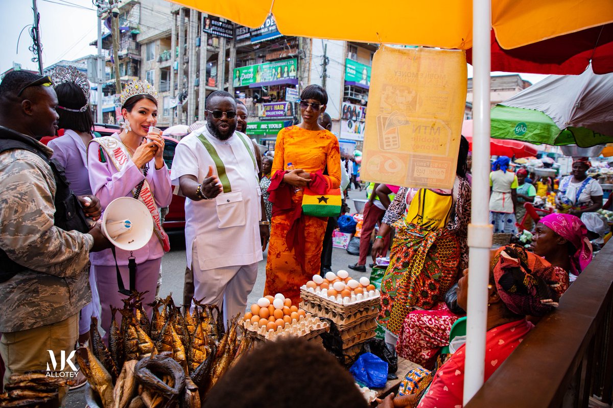 MichaelKAllotey's tweet image. AMA, Eco Earth Foundation sensitise traders in Accra on upcoming cash reward-based recycling machine
On Monday, I was joined by Eco Earth Foundation and Miss Earth beauty queens on a sensitization exercise with traders within the Central Business District.