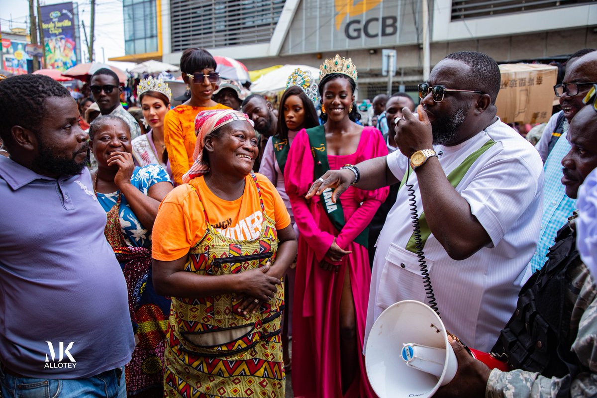 MichaelKAllotey's tweet image. AMA, Eco Earth Foundation sensitise traders in Accra on upcoming cash reward-based recycling machine
On Monday, I was joined by Eco Earth Foundation and Miss Earth beauty queens on a sensitization exercise with traders within the Central Business District.