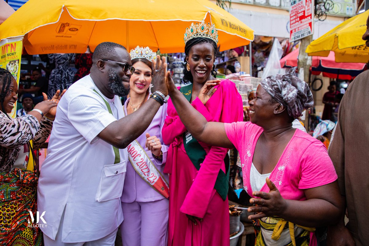 MichaelKAllotey's tweet image. AMA, Eco Earth Foundation sensitise traders in Accra on upcoming cash reward-based recycling machine
On Monday, I was joined by Eco Earth Foundation and Miss Earth beauty queens on a sensitization exercise with traders within the Central Business District.