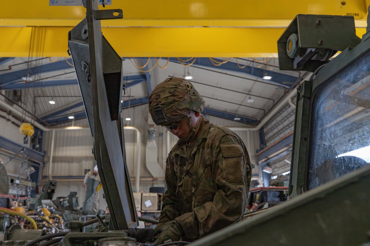 iiiarmoredcorps's tweet image. At Fort Bliss, Soldiers from 2SBCT keep Strykers mission-ready under JTF–Southern Border. Through disciplined maintenance and teamwork, we stand ready to secure our nation’s borders.
#IIIArmoredCorps | @4thInfDiv | @USArmy | @FORSCOM