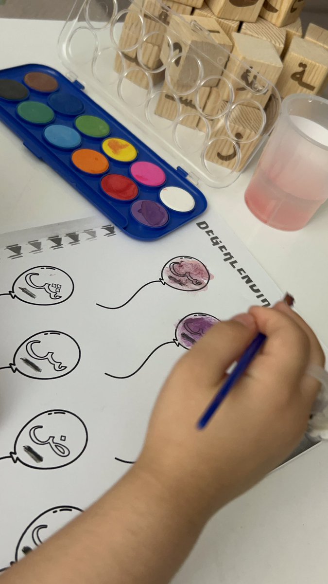 Bir anne değilim… Ama bir öğretmenim.
Belki bir annenin sıcaklığıyla saramam onları…
Ama bir öğretmen olarak, yüreğimi ortaya koyarak onların kalbine dokunuyorum.

Her sabah, sınıfa adım attığımda sadece bilgi değil; umut, sabır ve sevgi taşıyorum yanımda.
Onların en çok hangi