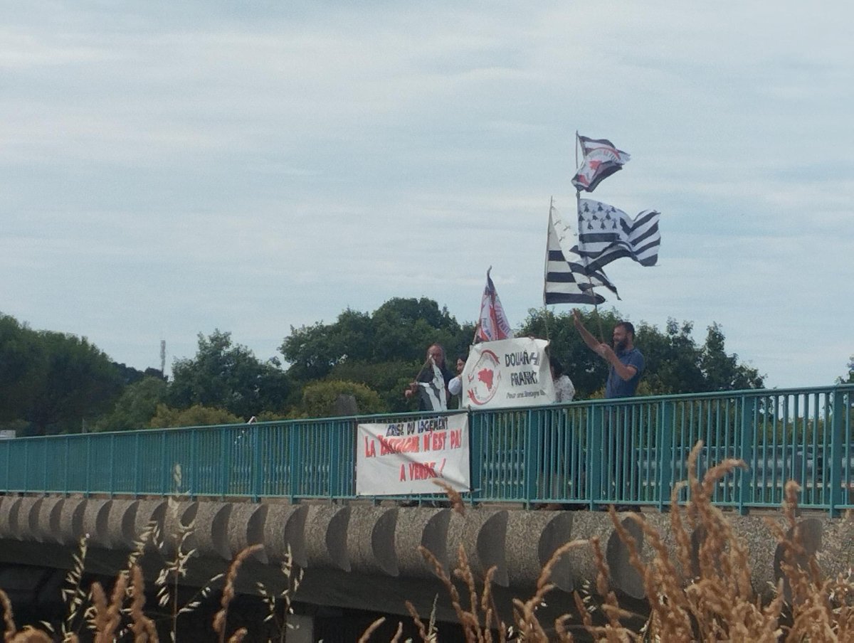 Action sur les ponts dans le 44 et 56 contre la crise du logement en ce début de période touristique. Un slogan: "la #Bretagne n'est pas à vendre" pour dénoncer le sur-tourisme,et l'énorme quantité de résidences secondaires et de AirBNB. Notre site: douarhafrankiz.bzh