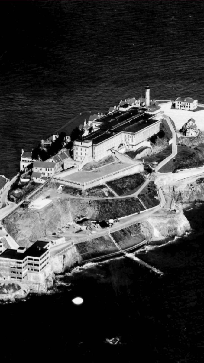 Did you know Alcatraz had its own “rule of silence”?
Inmates could only speak during designated hours.
How long would you last? 🫢
#AlcatrazFacts #trivia  #PrisonHistory