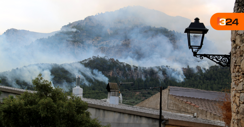 3CatInfo's tweet photo. Grans columnes de fum, boscos calcinats i la població confinada: les imatges del foc del Baix Ebre, el segon gran incendi d'aquest estiu a Catalunya https://t.co/uysGRmWy5c #IFPaüls