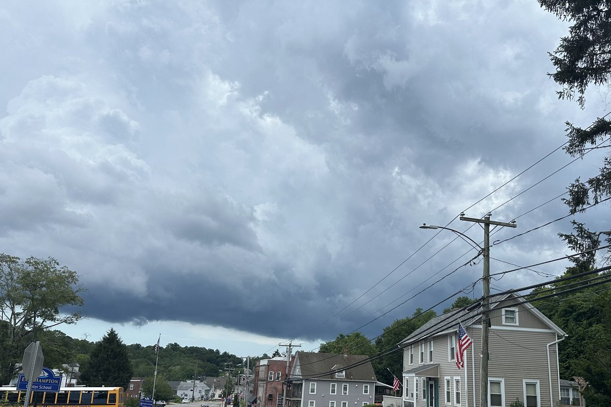 Pretty ominous clouds over East Hampton about 25min ago 👀
