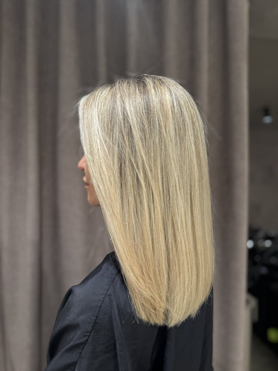 Внимание, важная информация: прошло два года с тех пор, как мне жестоко сожгли волосы, я чуть не осталась лысая и пришлось совсем коротко тогда подстричься

И вот я почти полностью восстановилась: волосы снова очень густые, длина хорошая, цвет мой любимый 

Я очень довольная!