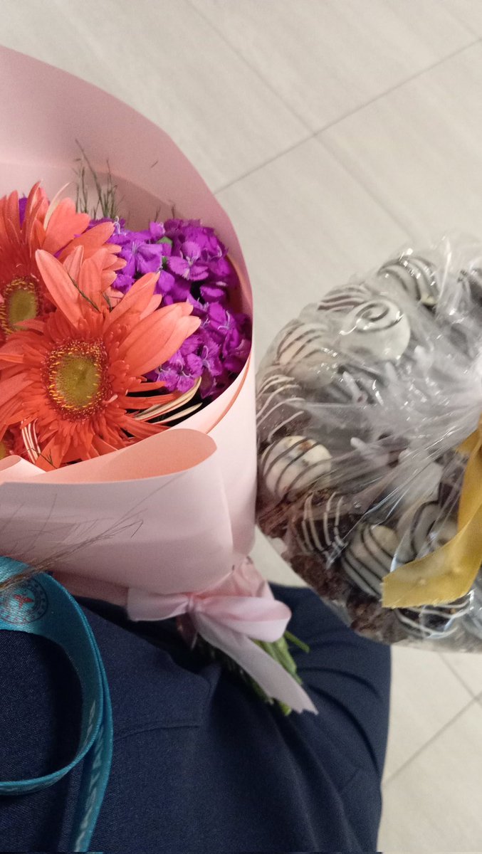 Ben bugün elim kolum dolu gezdim birimimde 🥹🌸💛