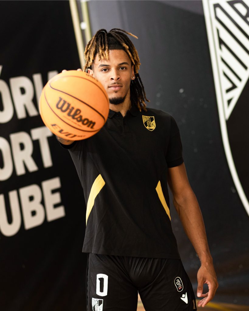 AVitoriaSempre's tweet image. ⚪⚫ Bruno Araújo de regresso ao Berço 🏀
👉 Extremo português está de volta ao Vitória depois de ter representado os Conquistadores na época 23/24
👉 Nota também para a renovação de Pedro Bastos e para a saída de todos os norte-americanos.