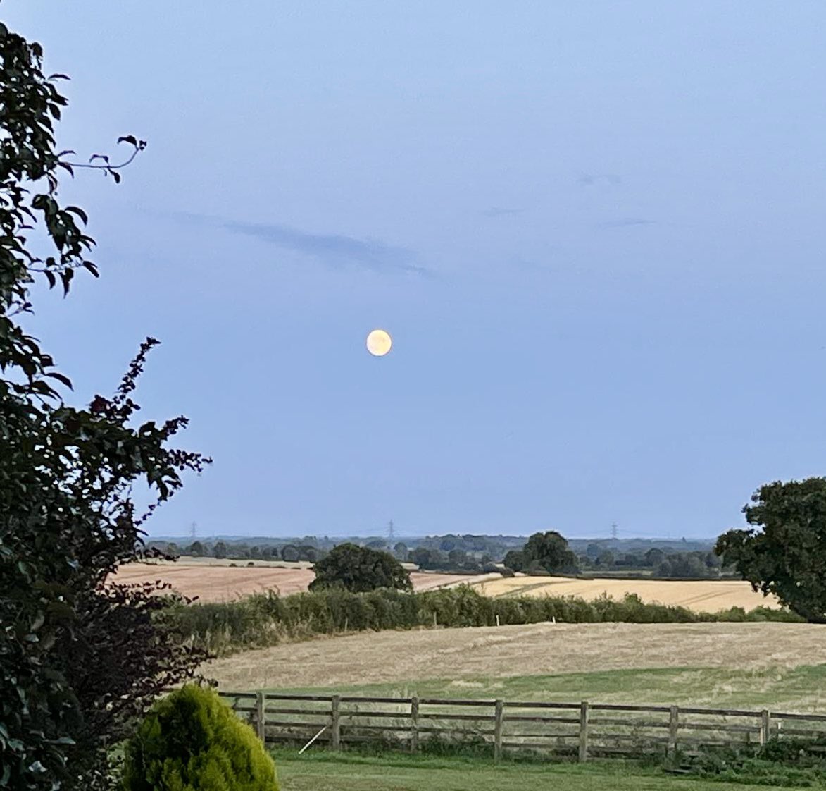 Clear skies over Hazelwood Farm tonight but who left the light on? 🤣

#NorthYorkshire #Crayke