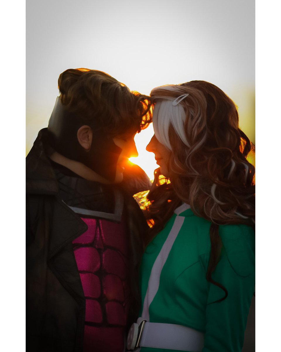 Snows_Cosplay's tweet photo. Big thank you to #romycon and @AJLoCascio for the award and the amazing prizes (I love this con ribbon!!) 💚🩷 so glad the angsty #romy photos paid off! #rogue #gambit https://t.co/xbdM4Fw2O5
