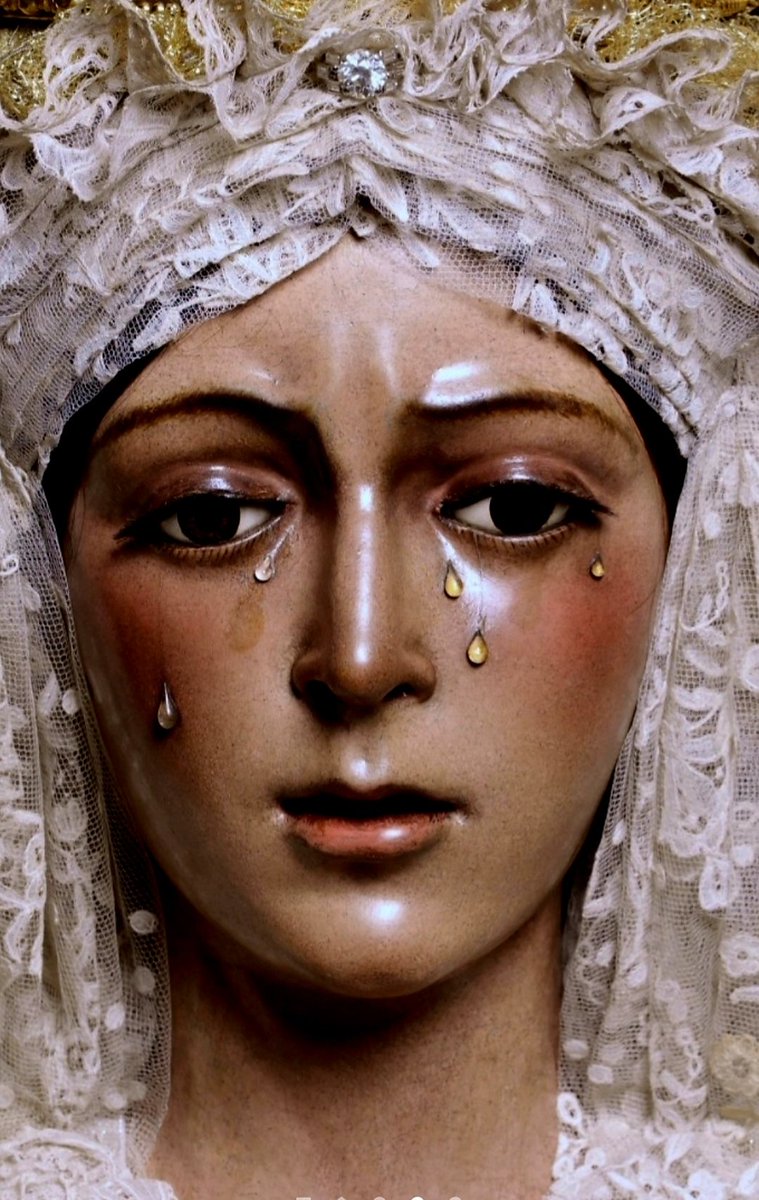 Queremos verte así...como has estado 475 años y que en unos dias pasados te han destrozado. Salve Macarena...te seguimos esperando...vuelve pronto .