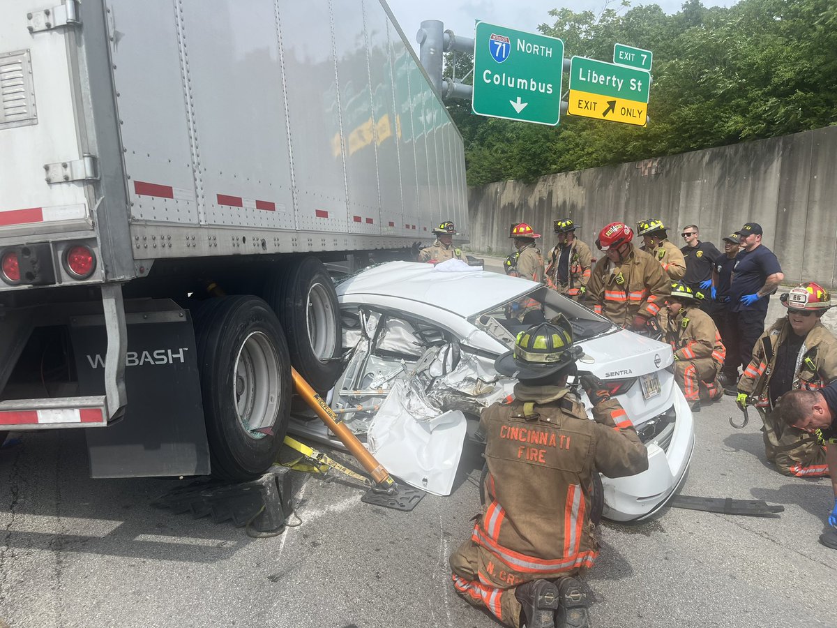 TRAFFIC UPDATE: Cincinnati fire officials say two people were rescued after a car went under a semi, shutting down I-71. Significant delays are expected for clean up. wlwt.com/article/crash-…