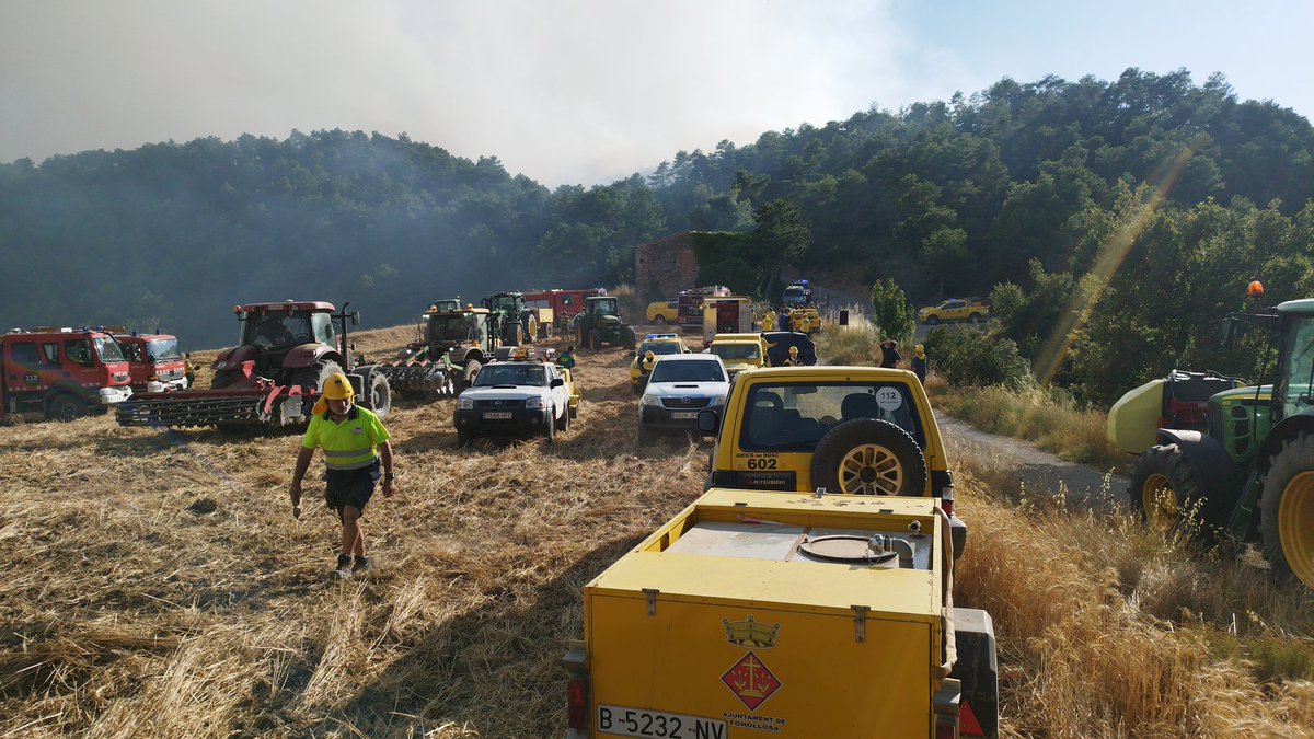 <a href="/bomberscat/">Bombers</a> I  ADF i pagesos donant un cop de mà. Foto del mateix lloc al cap d'una estona.