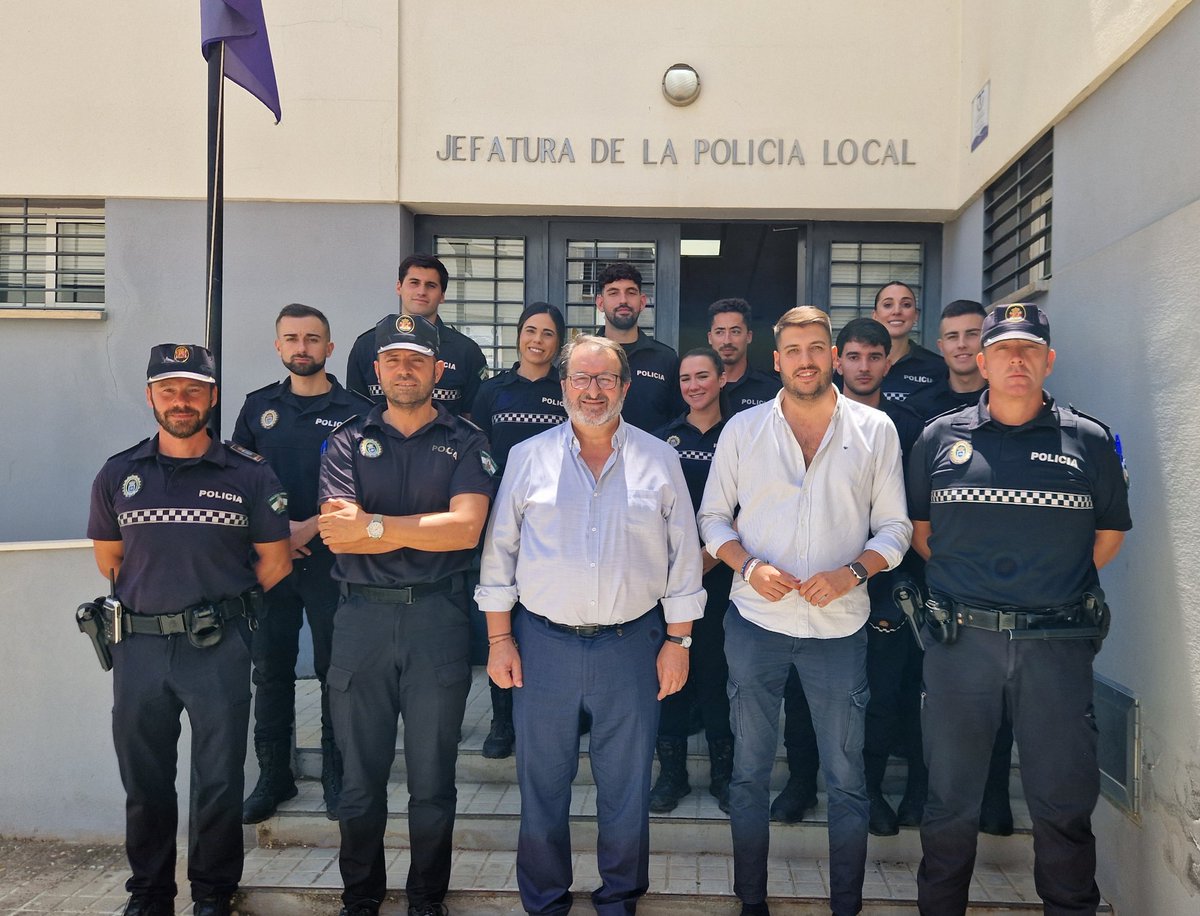 JuanAvilaCARMO's tweet photo. 7 nuevos policías locales para Carmona

Hoy he saludado a los siete agentes que se incorporan a nuestra Policía

Hasta diciembre realizarán su fase de formación práctica y a partir de esa fecha se incorporarán definitivamente

Seguimos trabajando para reforzar la Policía Local https://t.co/F5oEA43b0Q