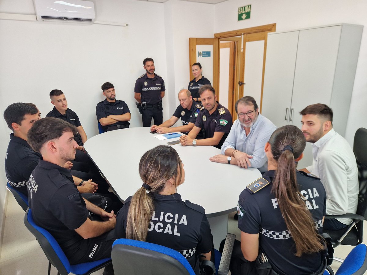 JuanAvilaCARMO's tweet photo. 7 nuevos policías locales para Carmona

Hoy he saludado a los siete agentes que se incorporan a nuestra Policía

Hasta diciembre realizarán su fase de formación práctica y a partir de esa fecha se incorporarán definitivamente

Seguimos trabajando para reforzar la Policía Local https://t.co/F5oEA43b0Q