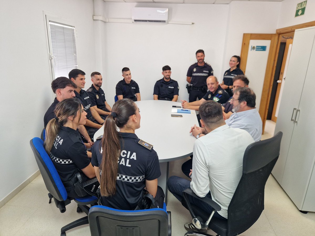JuanAvilaCARMO's tweet photo. 7 nuevos policías locales para Carmona

Hoy he saludado a los siete agentes que se incorporan a nuestra Policía

Hasta diciembre realizarán su fase de formación práctica y a partir de esa fecha se incorporarán definitivamente

Seguimos trabajando para reforzar la Policía Local https://t.co/F5oEA43b0Q