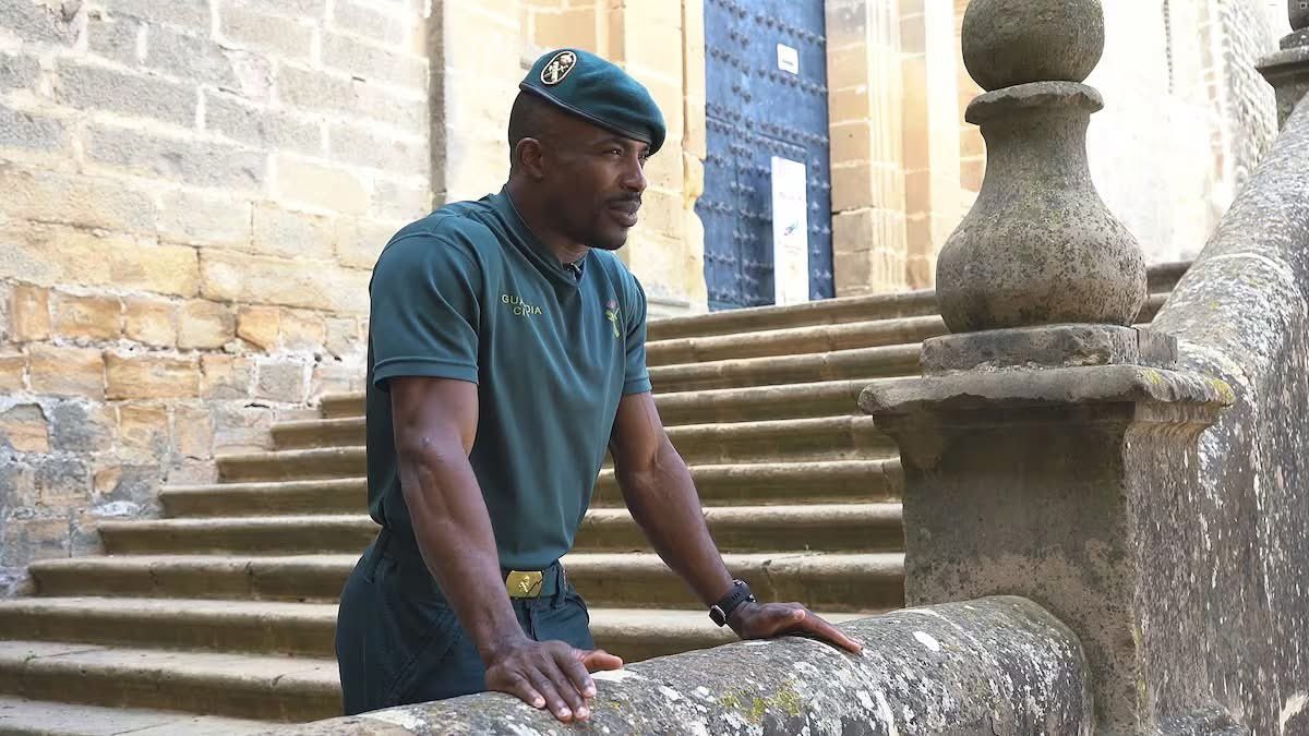 Vox quiere expulsar a 8 millones de inmigrantes. Lo van a tener complicado si uno de ellos es guardia civil. 
Llegó en patera en 2006. Hoy es guardia civil. Eso se llama democracia, igualdad y justicia social. Jean‑Paul compañero, tu sí me representas.