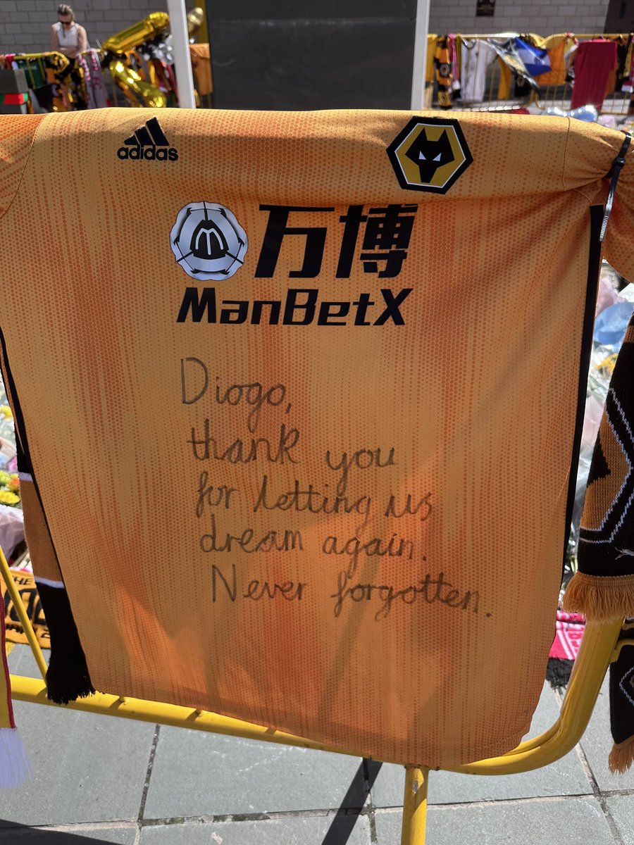 MandyFlyMe71's tweet photo. Went by #themolineaux #molineaux #wolverhamptonwanderers #wwfc today. RIP #Jota #DiogoJota #DiogoandAndre @Wolves @DiogoJota18 xxx https://t.co/CVgzpCy1Vz