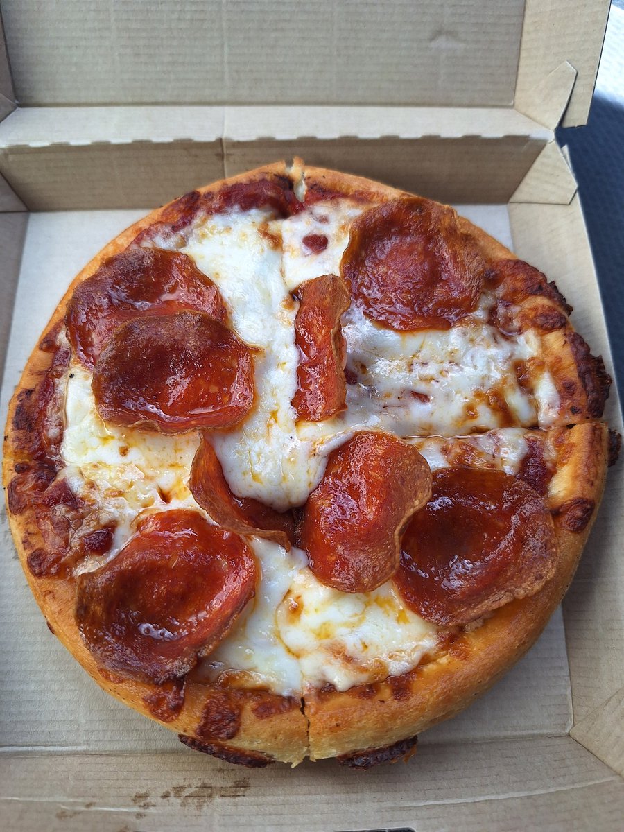 WDemonshae's tweet image. This takes me back to when I was in elementary book it program. #TheseLastTwoDollars #HutHookUp #IGotTheHookUp #Pizza #PizzaHut #PersonalPan #Tuesday #TwoBuckTuesdays