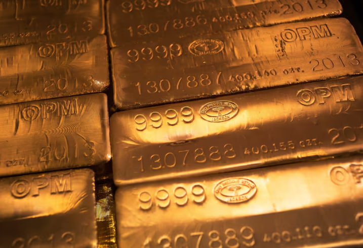 SimonHarri50956's tweet photo. Gold dips ~0.1% to $3,331.85/oz, as rising Treasury yields and talk of trade reprieve by China weigh. With the dollar firming on tariff uncertainties, the metal could test $3,300 support if yields stay elevated. #Gold #Bearish #Dollar #YieldWatch https://t.co/Iv3eZXwcSN