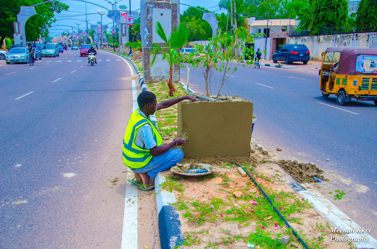 DahirMHashim's tweet image. 𝐀 𝐆𝐑𝐄𝐄𝐍𝐄𝐑 𝐊𝐀𝐍𝐎 𝐈𝐒 𝐑𝐈𝐒𝐈𝐍𝐆
With bold action and clear vision, Governor Abba Kabir Yusuf is transforming Kano—one tree at a time. Through massive tree-planting along our major roads, our administration is fighting climate change, reducing heat, and reclaiming…