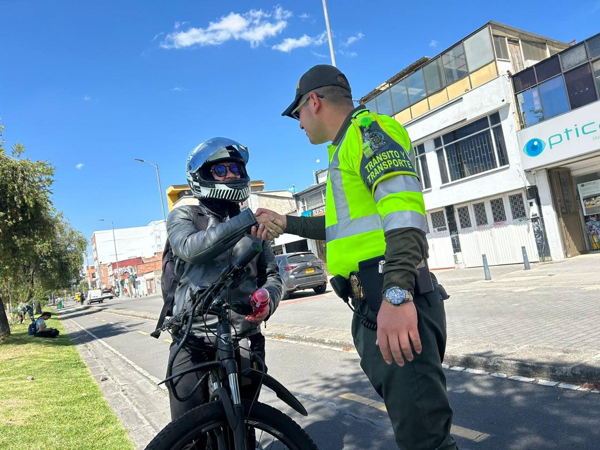 Policía de Tránsito Bogotá (@transitobta) on Twitter photo 🚨 ¡Ciclista, cuida tu vida y la de los demás!
🔹 Usa casco siempre.
🔹 Señaliza tus maniobras con el brazo.
🔹 Respeta los semáforos y señales de tránsito.
🔹 Usa luces y prendas reflectivas de noche.
🚴♂️ La seguridad vial es resposabilidad de todos.
<a href="/TransitoPolicia/">Dirección de Tránsito y Transporte</a> 🚨 ¡Ciclista, cuida tu vida y la de los demás!
🔹 Usa casco siempre.
🔹 Señaliza tus maniobras con el brazo.
🔹 Respeta los semáforos y señales de tránsito.
🔹 Usa luces y prendas reflectivas de noche.
🚴♂️ La seguridad vial es resposabilidad de todos.
<a href="/TransitoPolicia/">Dirección de Tránsito y Transporte</a>