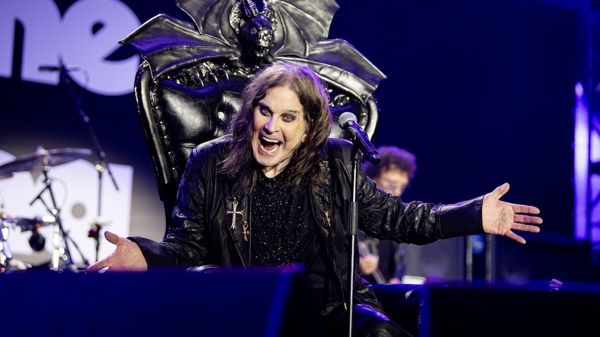 izzomrm's tweet image. 190 milhões de dólares.
Esse foi o valor arrecadado pelo Black Sabbath em seu show de despedida.
Essa quantia será doada para instituições de caridade que cuidam de crianças.
A informação vem de Tom Morello, do Rage Against the Machine/Audioslave, diretor musical do evento.